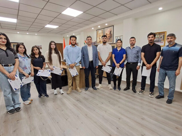 بروانامەی رێزلێنان سەرۆکی زانکۆ بە کۆمەلێک قوتابی کۆلێژەکەمان دەبەخشرێت